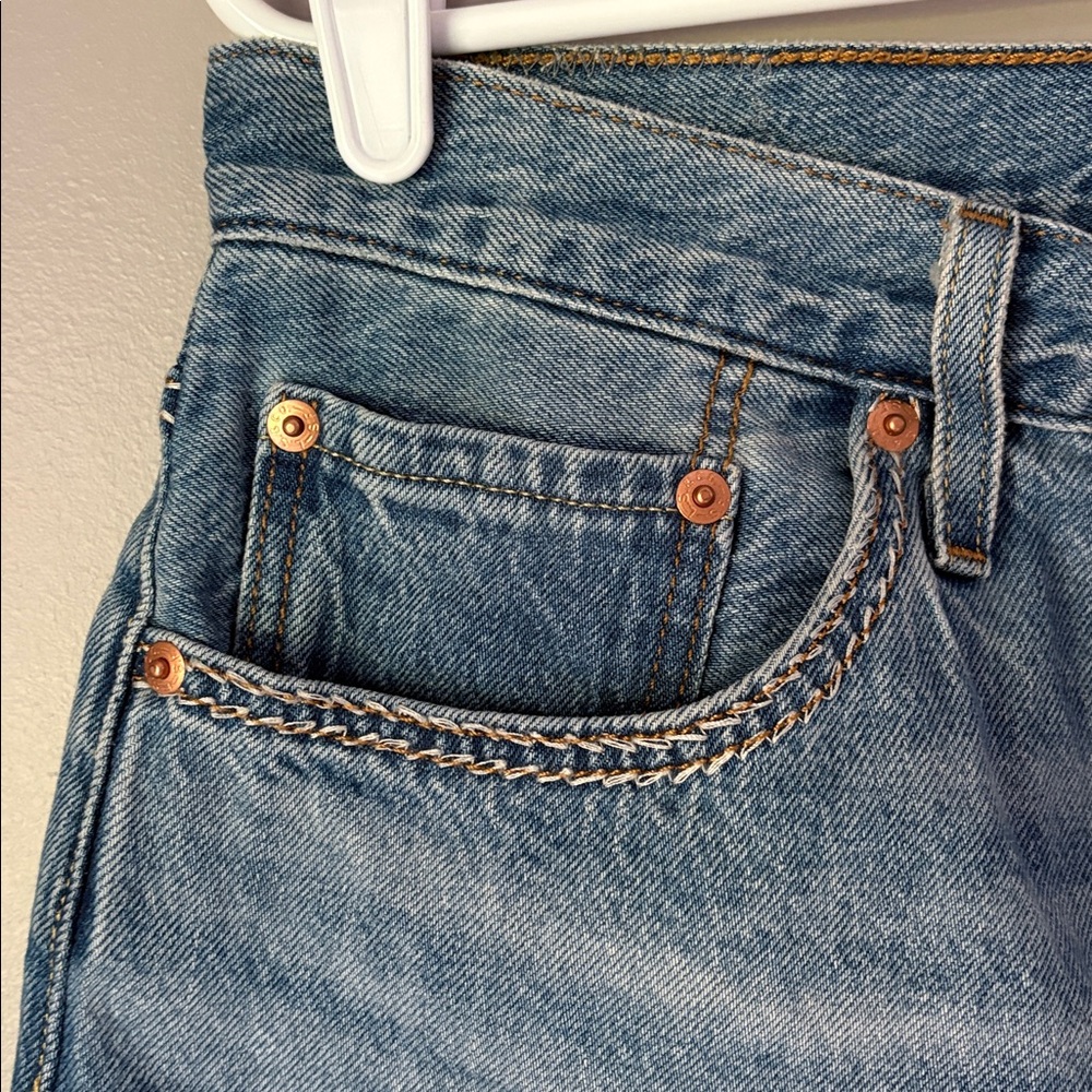 LEVIS 501 Women’s High-Rise Distressed Denim Shorts - Picture 2 of 9